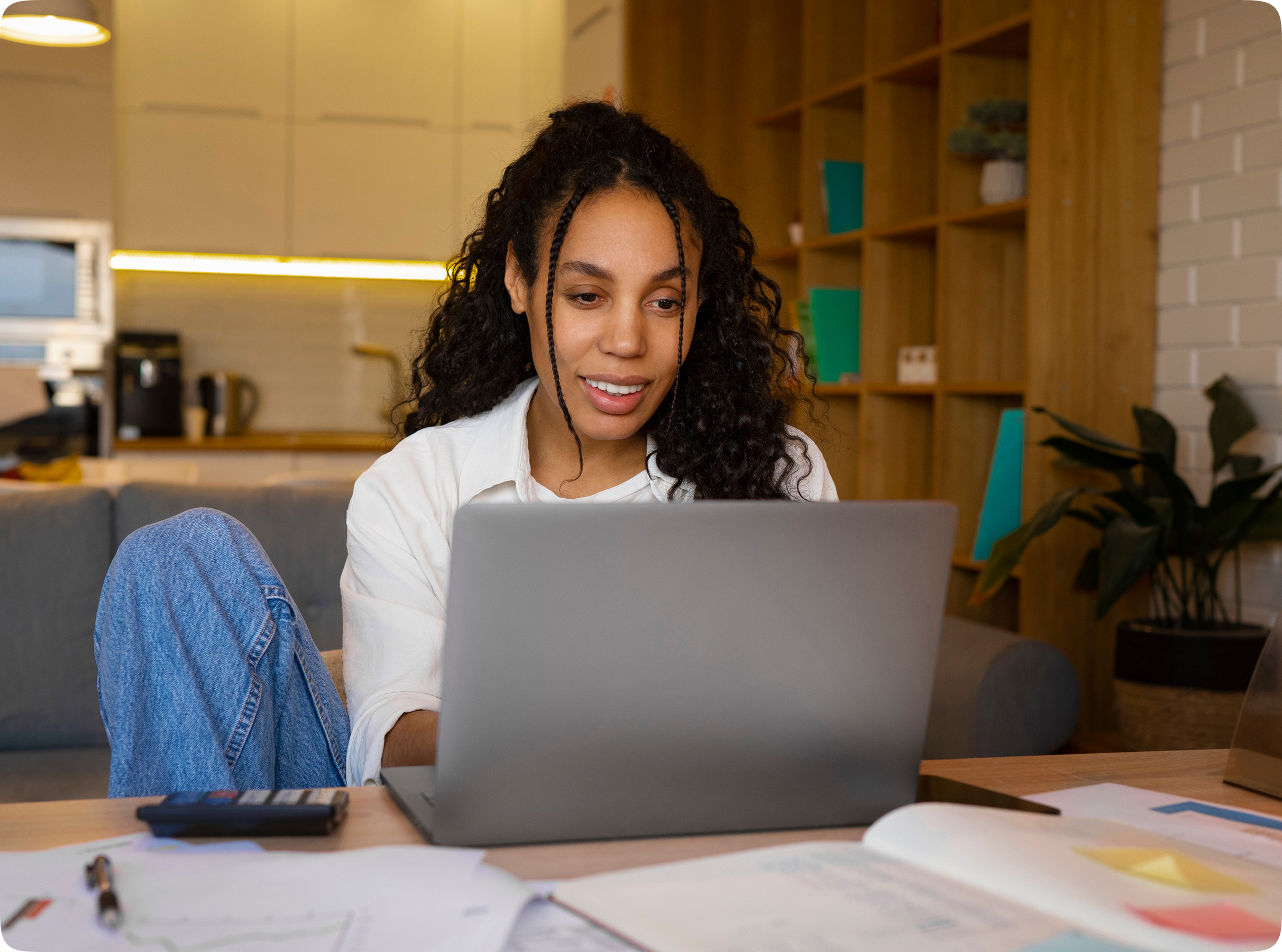 Woman learning flexibly on laptop